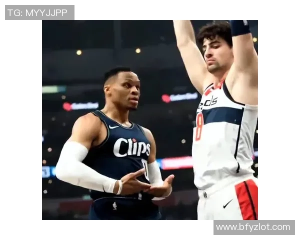 足球明星因意外左手骨折将缺席多场比赛球迷纷纷表示惋惜与关心